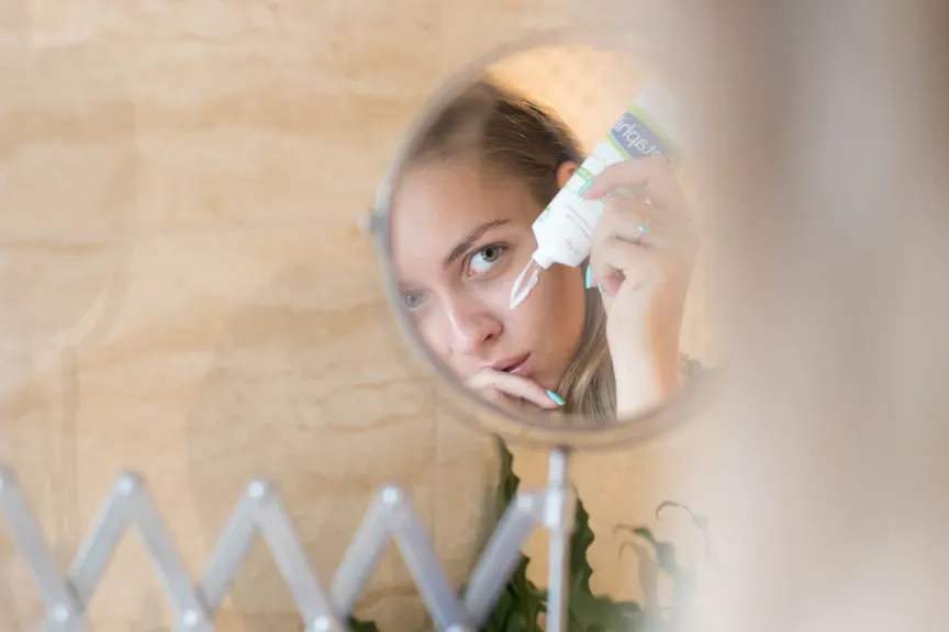 女人在镜子里搽面霜