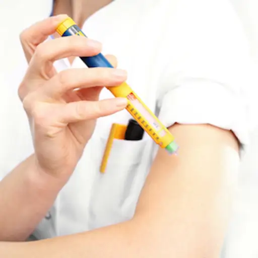 注射胰岛素的妇女入胳膊，使用可调胰岛素笔。