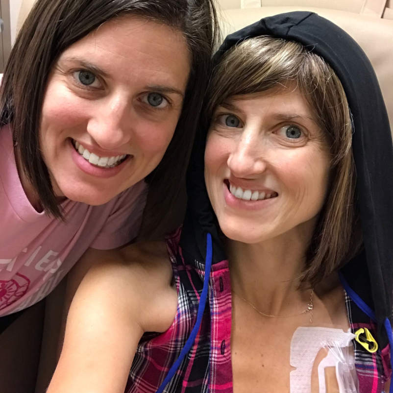 萨布丽娜·斯基尔斯和她坐在化疗椅上的妹妹