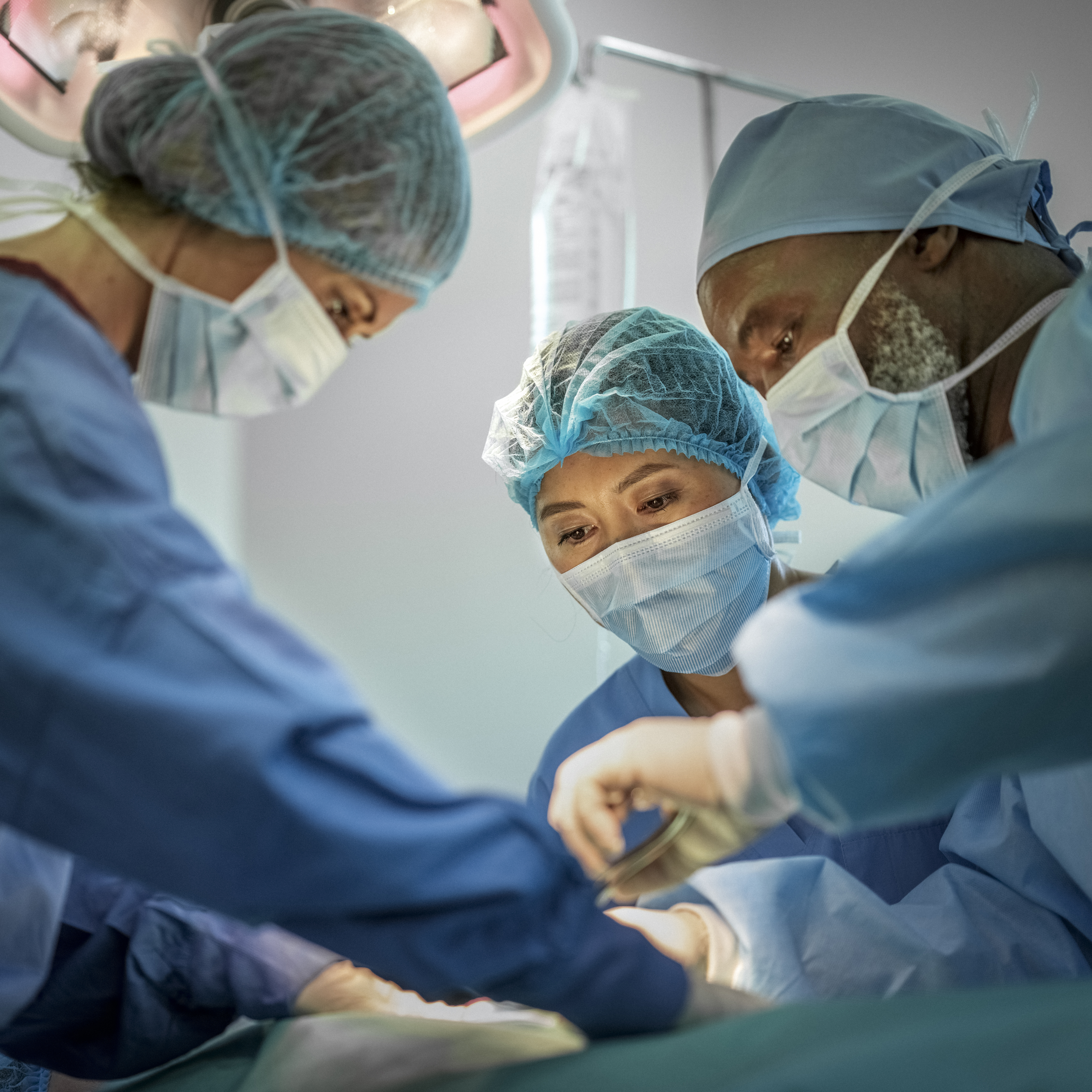 一组医生正在医院给一位病人做手术。