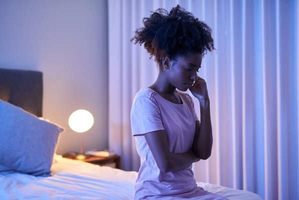 焦虑缠身的年轻女子无法入睡。