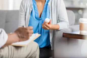 妇女从医生那里得到新的处方