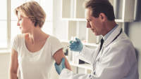 医生给类风湿性关节炎患者的疫苗。