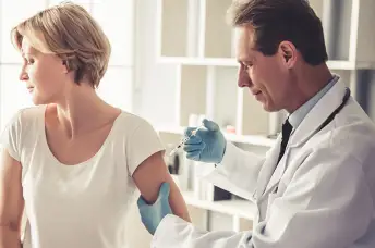 医生给风湿关节炎患者疫苗。