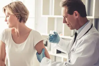 医生给风湿性关节炎病人注射疫苗。