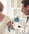 医生给风湿性关节炎病人注射疫苗。