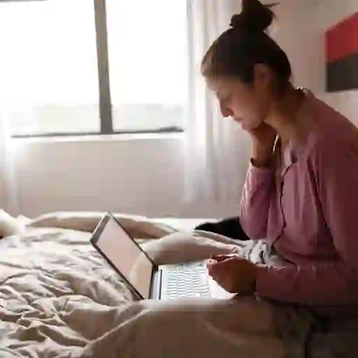 生病的女人躺在床上