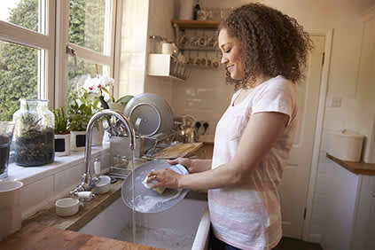 女人在洗盘子。
