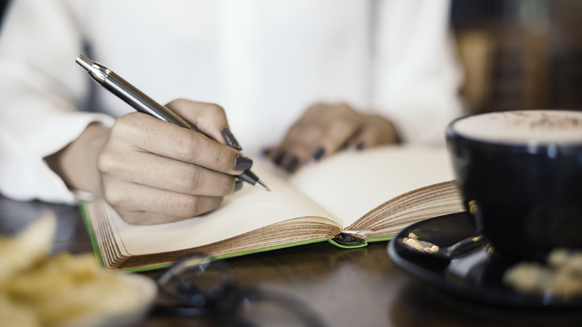 一个女人在写食物日记。