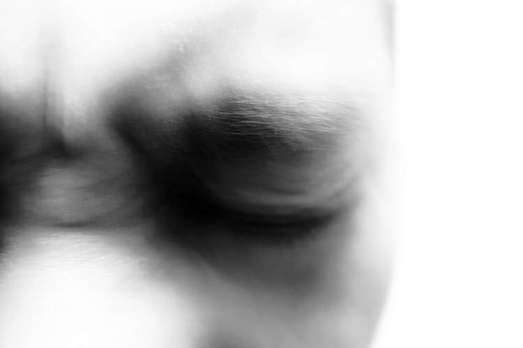 黑色和白色模糊的眼睛闭上眯在痛苦