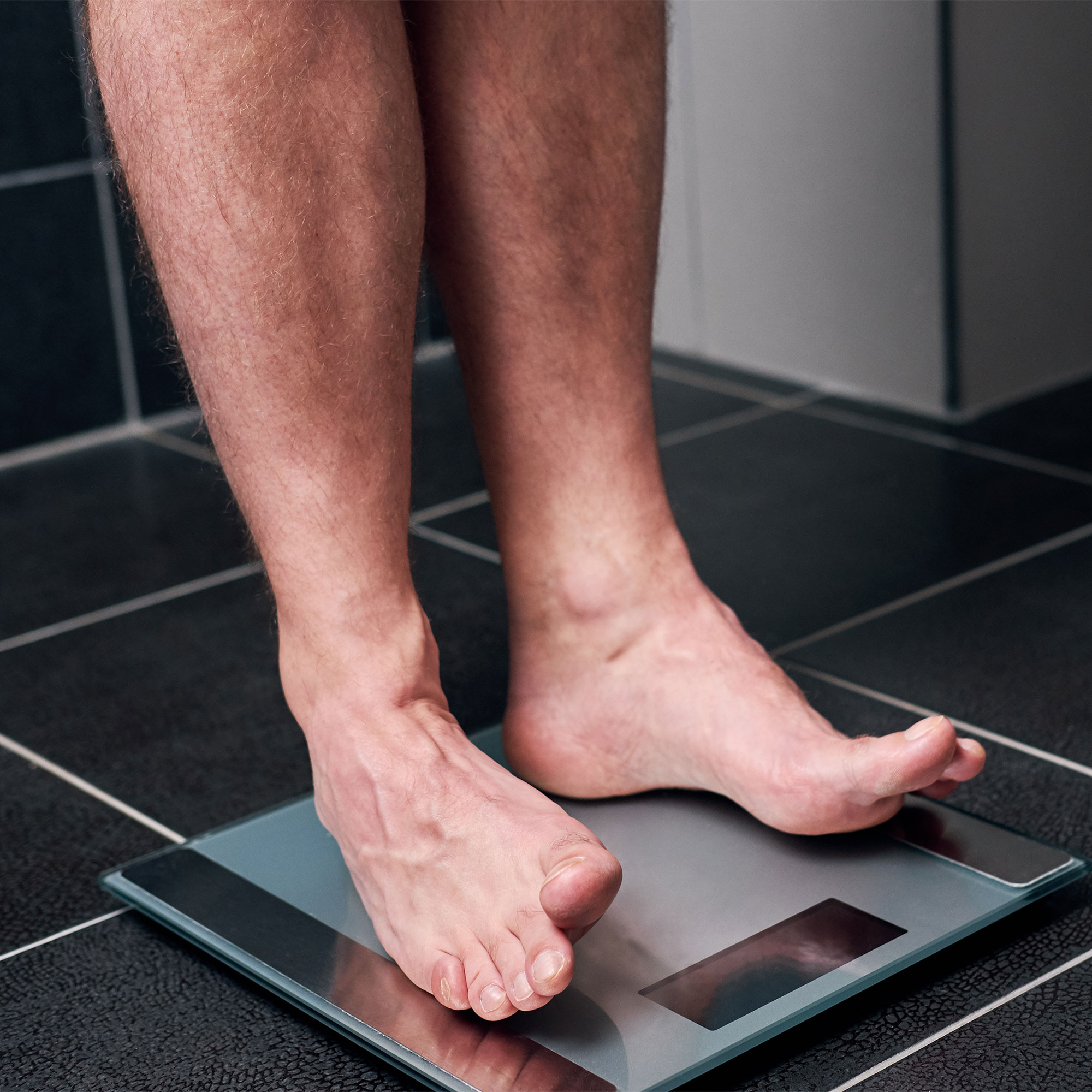 在秤上看一个男人的腿