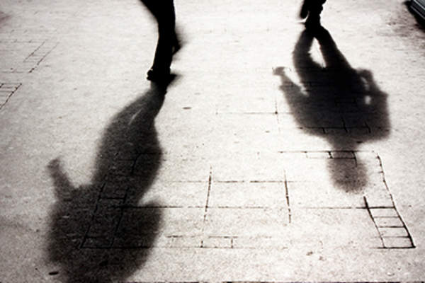 地上的人的影子。