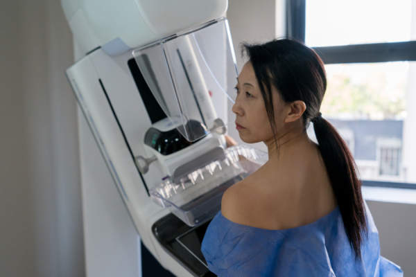 中年妇女接受乳房x光检查