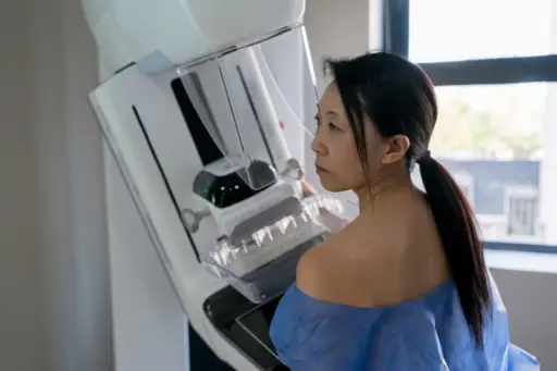 中年妇女做乳房x光检查
