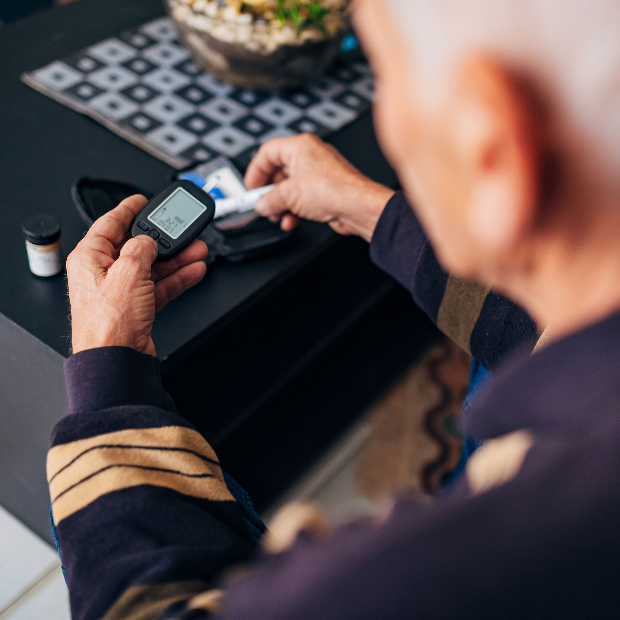 一个男人检查他的血糖水平