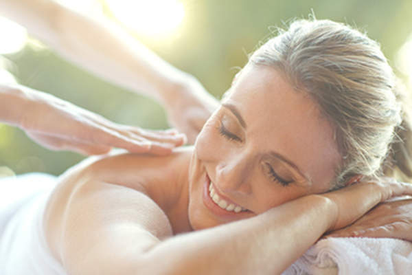 女人在接受按摩时微笑。