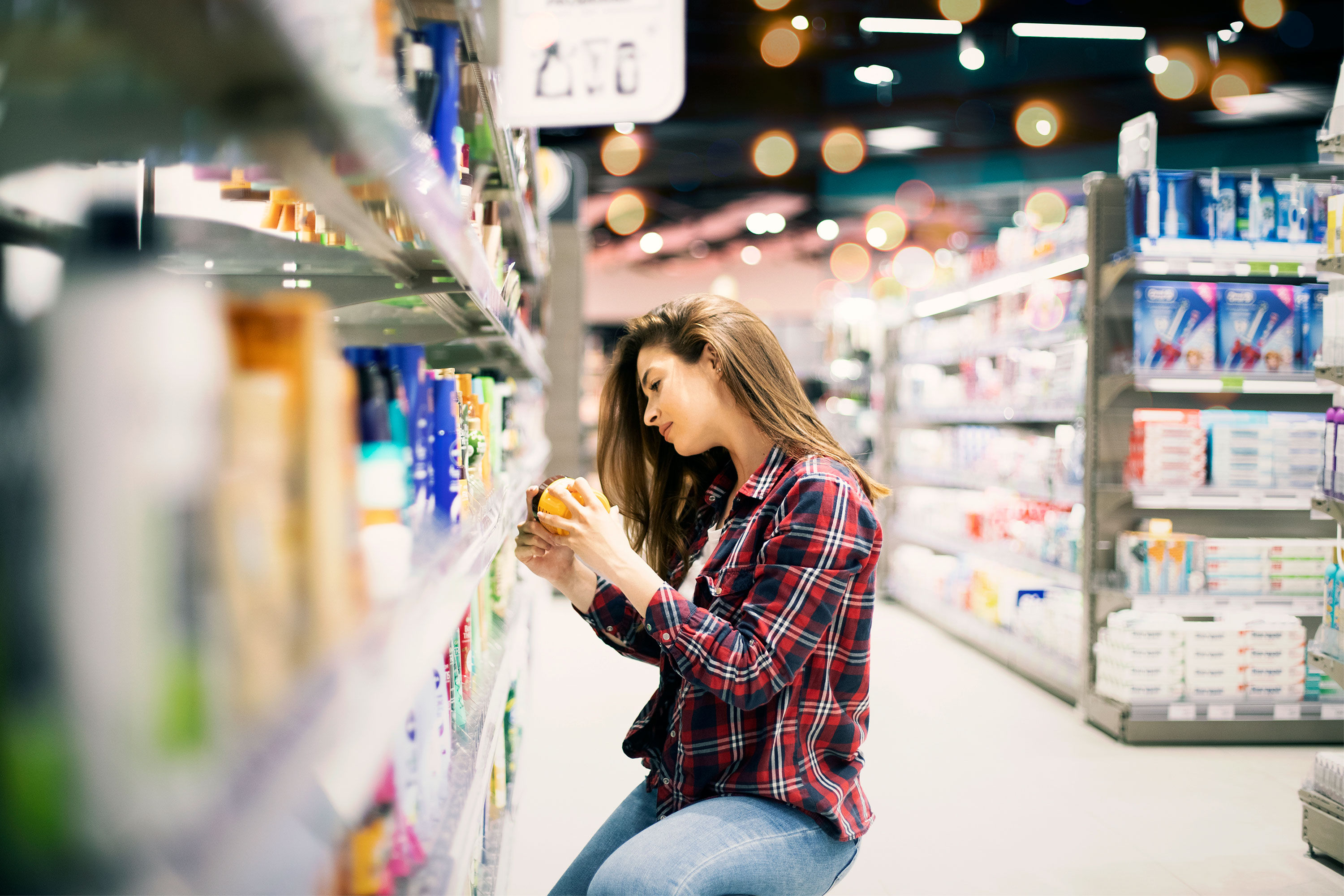 一个女人在药店里看乳液