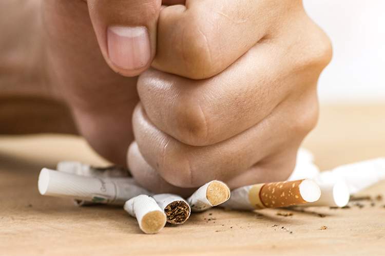 关闭拳头粉碎香烟,戒烟的概念了。