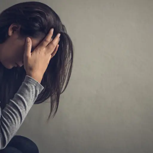 抑郁的男人,戴着面具,想用刀自杀。
