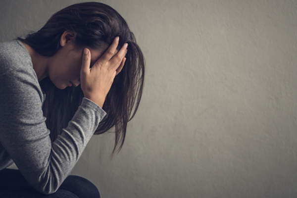 郁闷的人,面罩后面,借刀考虑自杀。