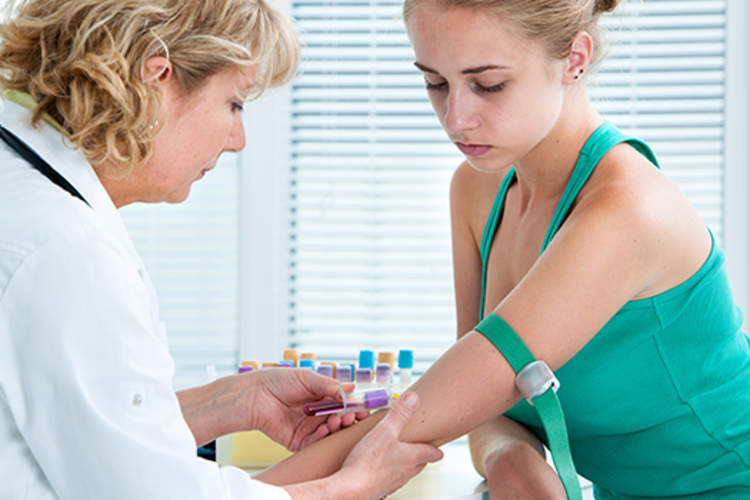 抽血年轻女子。