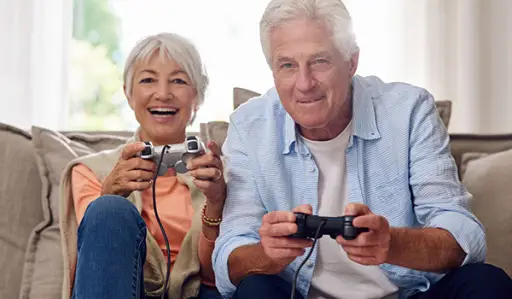 一对老年夫妻在玩电子游戏。