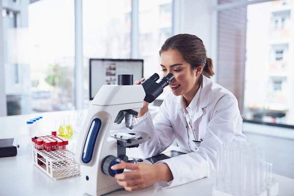 病理学家检查血液样本。