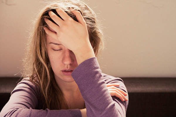 过敏年轻女子闭着眼睛,双手放在头上。