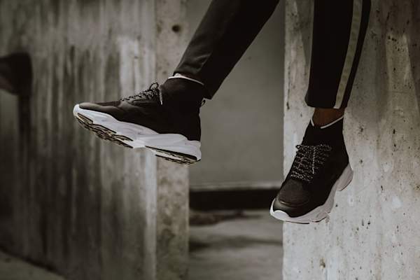 男子身穿黑色运动鞋