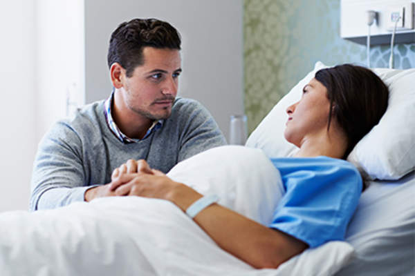 男子在医院配套的女人。