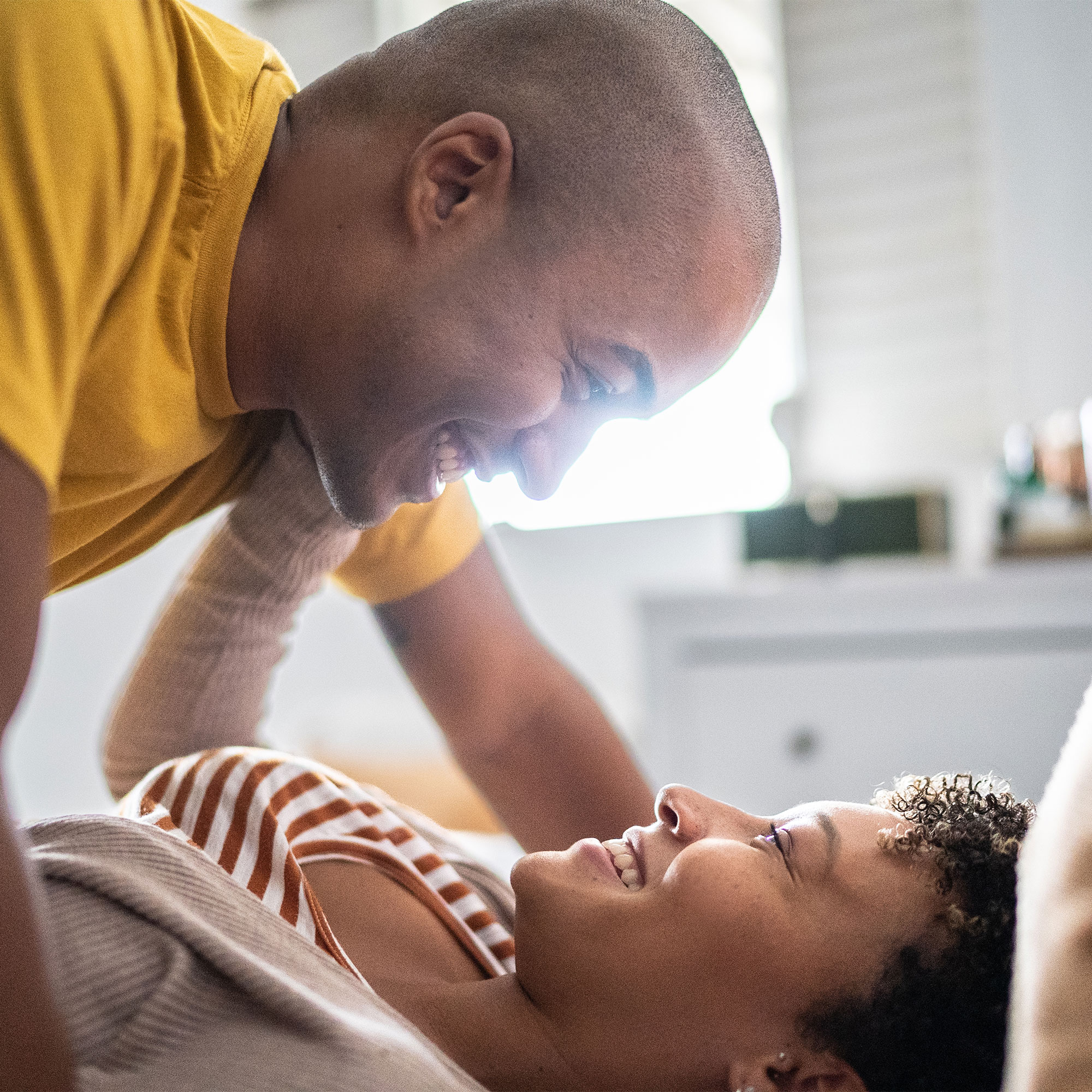 一张幸福夫妻在床上的照片