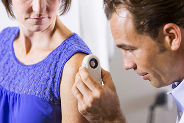 皮肤科医生正在检查女性的皮肤图像。