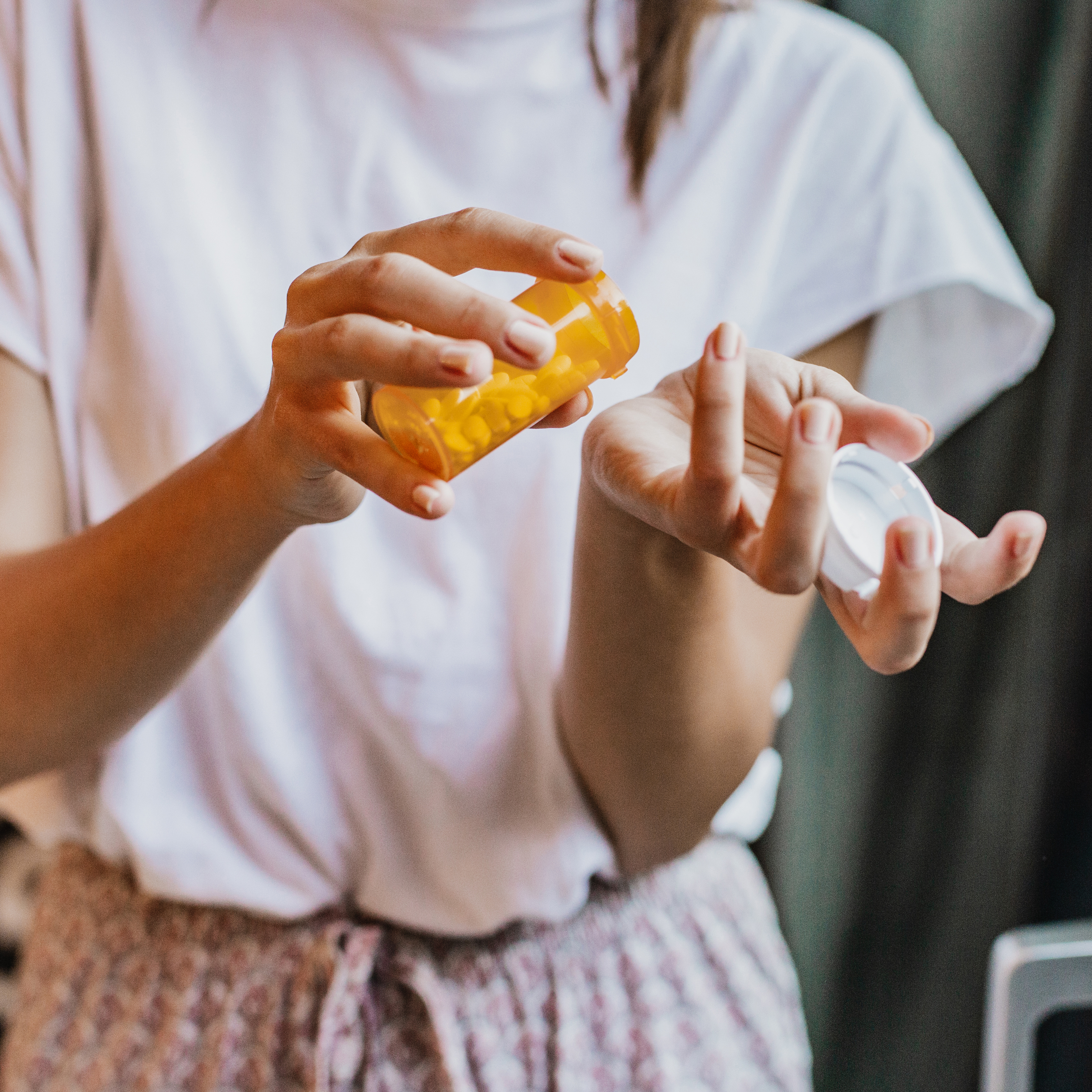 特写女人的手拿着一个药瓶。
