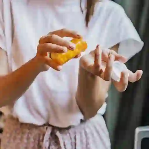 特写女人的手拿着一个药瓶。