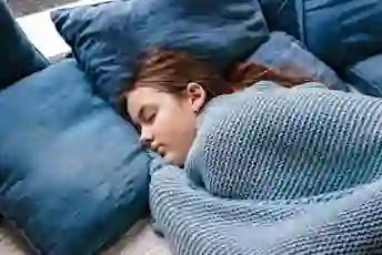 女孩睡在床上