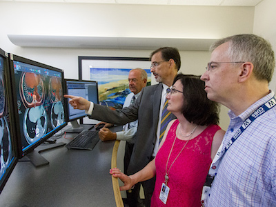 寻求谁专注于头部和颈部癌症的医生的意见。