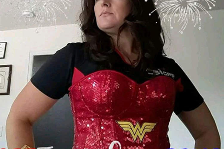 杰米·罗宾逊装扮成神奇女侠。