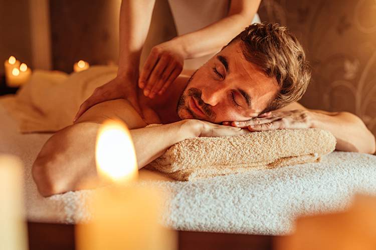 男人在享受水疗按摩。