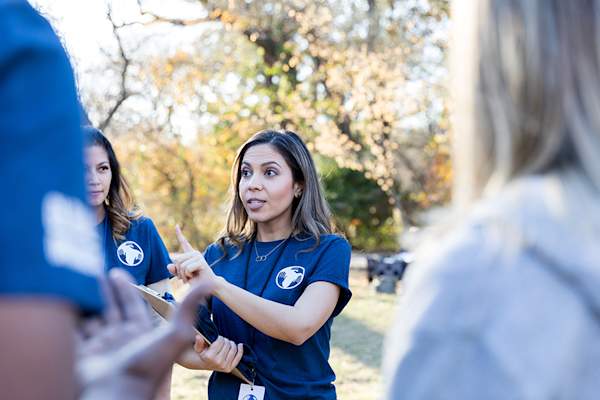 志愿者给他人指示