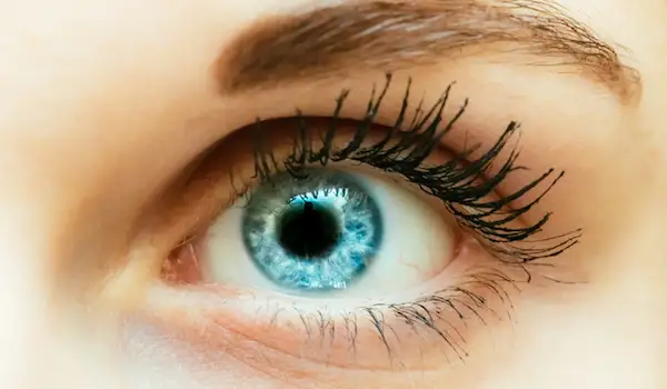 蓝色女性眼睛的特写。