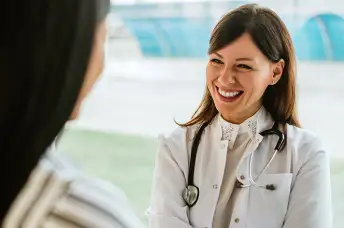 微笑对她的患者的医生。