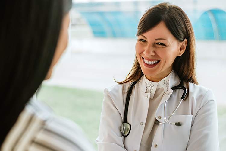 医生对她的病人微笑。