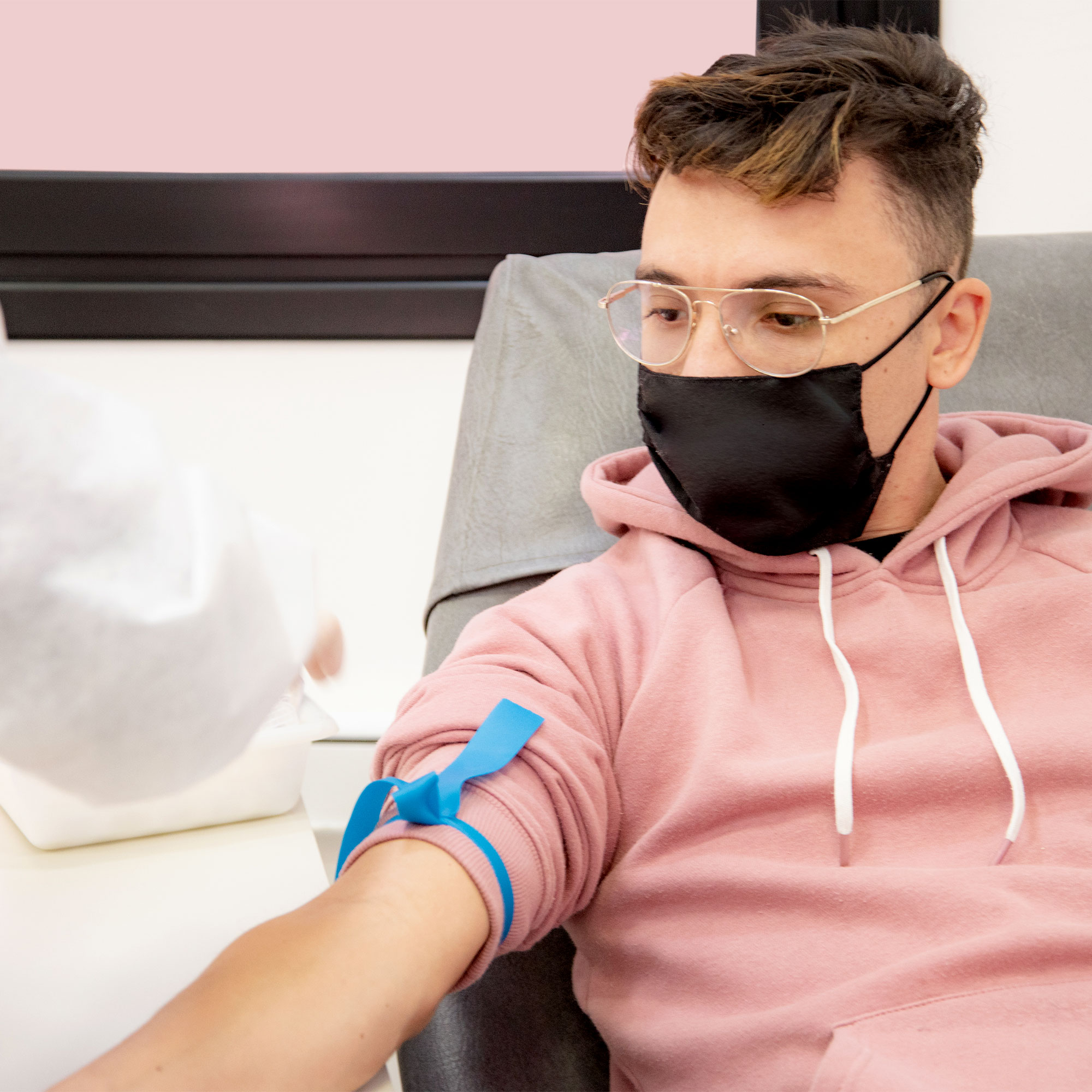 一个男人接受血液检查