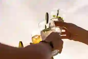 饲养鸡尾酒眼镜的人的特写镜头