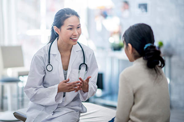 儿科医生和病人谈话。