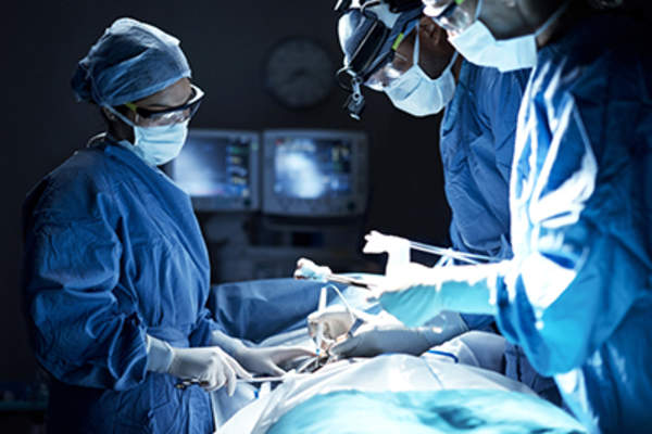 对患者手术小组的工作。