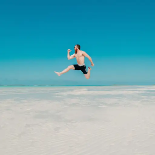 跳跃在海滩的人