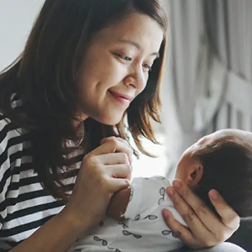 妈妈对着她的孩子微笑。