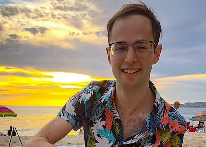 Zach Kornfeld的图象在长凳的。