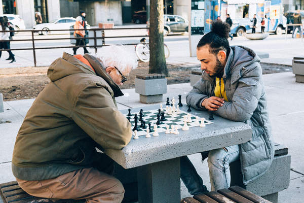 年轻人和老人下棋公园